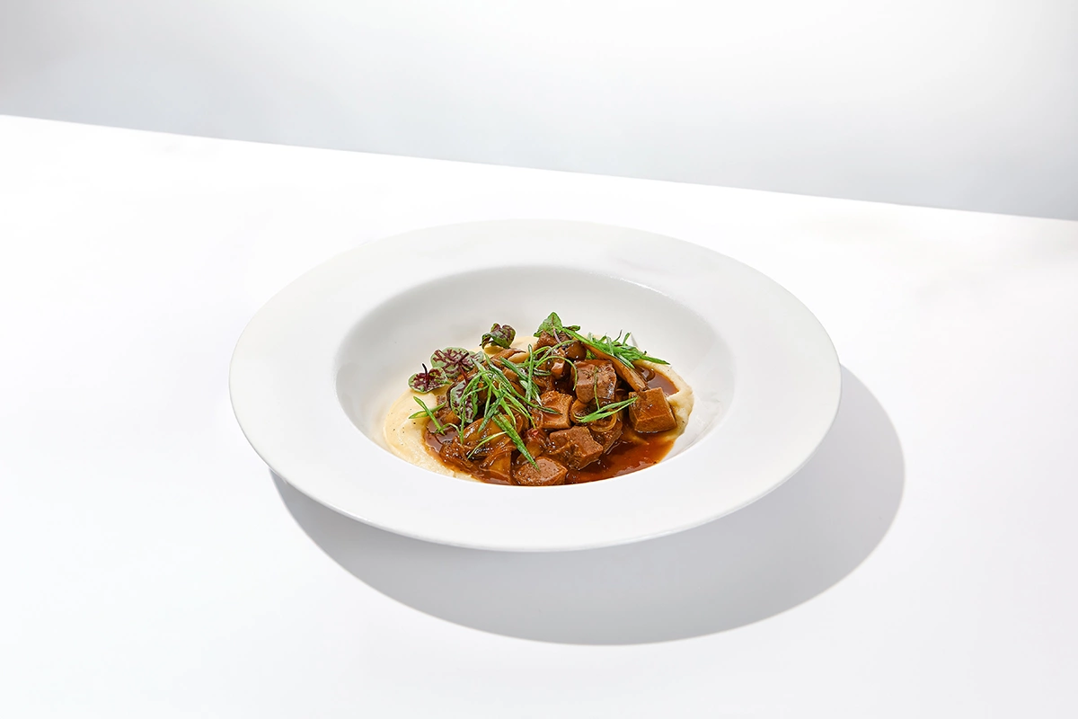 Вино, добавленное к мясному блюду в процессе приготовления, может выступать естественным консервантом