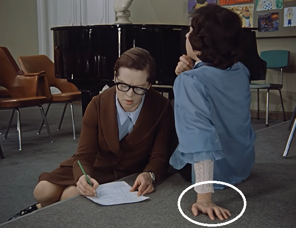 Киноляп в «Служебном романе» не замечали 48 лет. Дело в маникюре Верочки