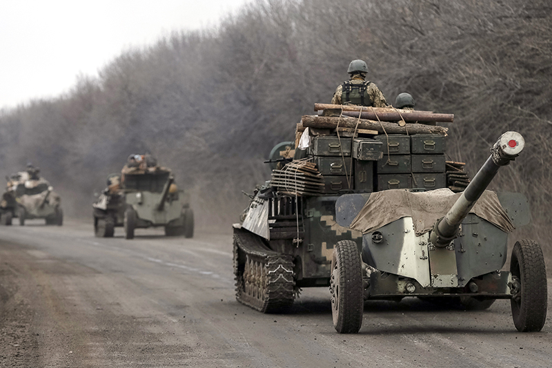 Украинские артиллеристы на марше в районе Артемовска Донецкой области.&nbsp;