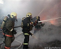 В Петербурге боролись с огнем на бывшем заводе "Кристалл"
