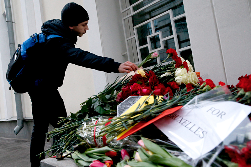 Возложение цветов к посольству Бельгии в Москве в память о погибших в результате серии терактов в Брюсселе
