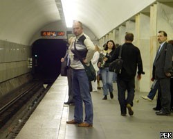 В Москве на станции метро "Баррикадная" на рельсы упал человек