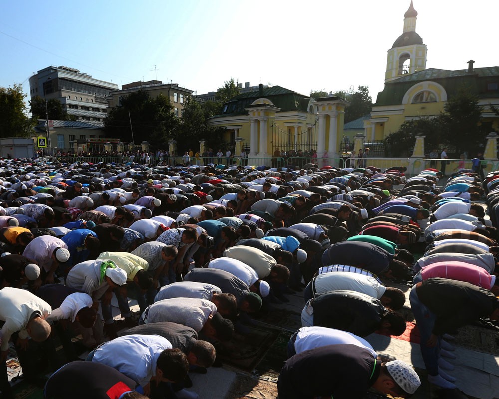 Мусульманские события. Мусульмане молятся на улице. Намаз на улице.