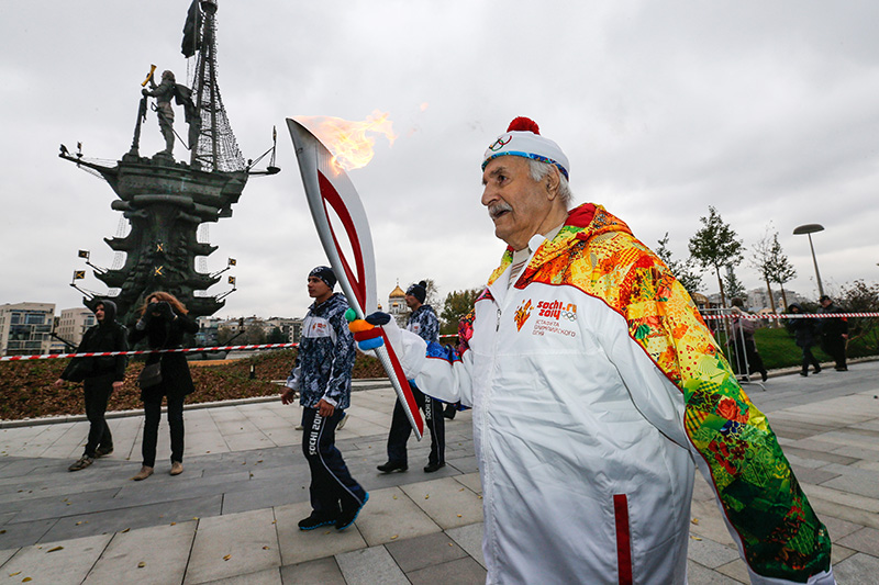7 октября 2013 года Владимир Зельдин принял участие в&nbsp;эстафете олимпийского огня, которая проходила в&nbsp;Москве. Таким образом, он был старейшим факелоносцем за&nbsp;всю историю олимпийского движения, пока&nbsp;его рекорд спустя&nbsp;месяц не&nbsp;побил 101-летний Александр Каптаренко в&nbsp;Новосибирске.