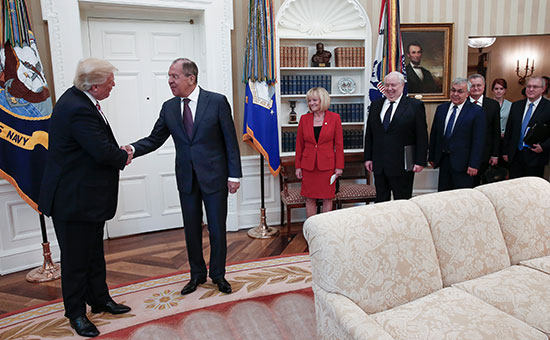 Дональд Трамп, Сергей Лавров (слева направо) и Сергей Кисляк (в центре справа) во время встречи в Белом доме


