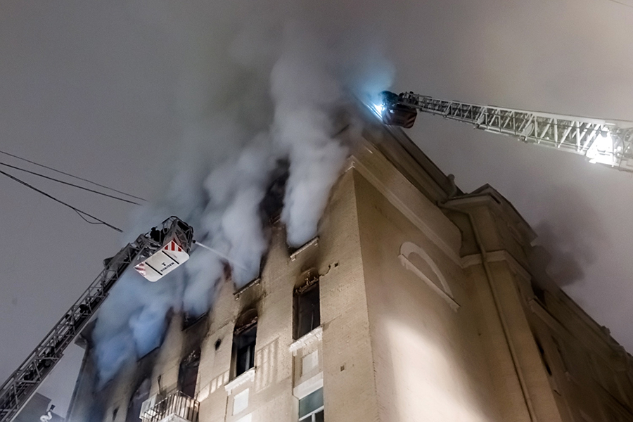 Пожар в доме 12 на Никитском бульваре в центре Москвы начался около часа ночи 4 февраля. Возгорание произошло на пятом этаже, но распространилось на четвертый и шестой