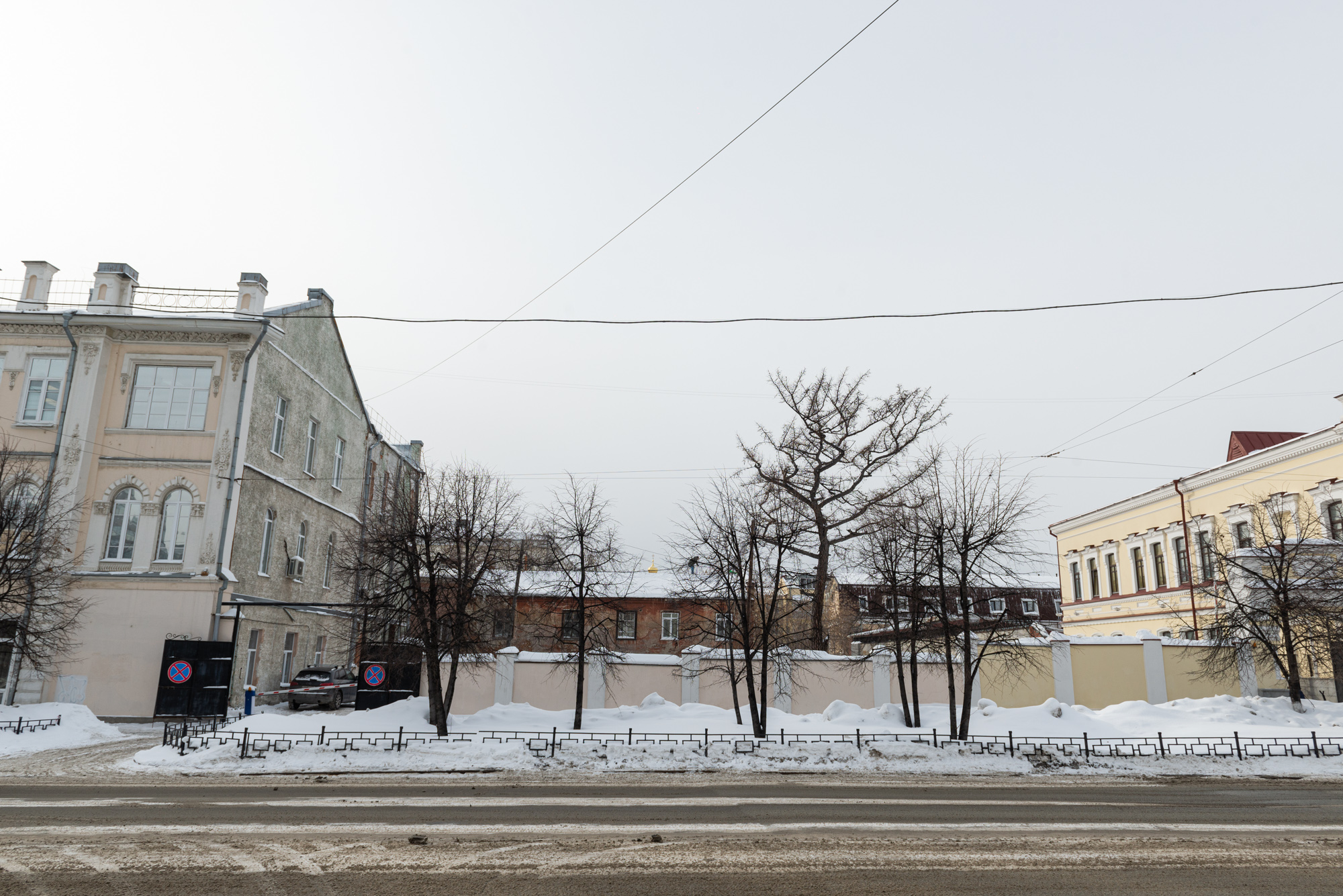 Вид на старинное здание со стороны улицы Пушкина