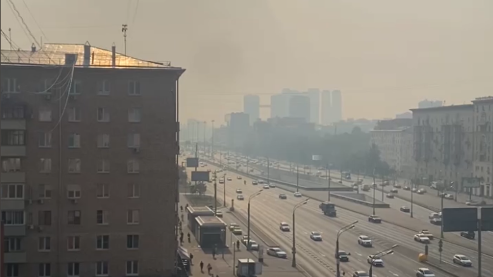 Москву накрыл смог от лесных пожаров. Видео