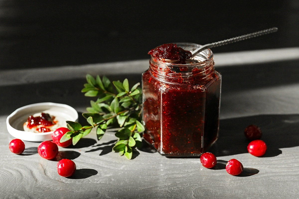 Для приготовления варенья из брусники обычно используется пропорция 1:1