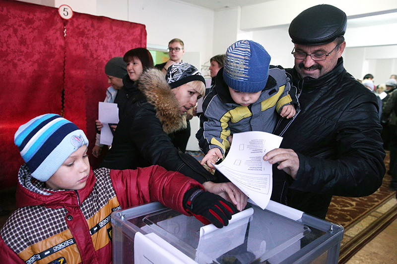 Жители Донецка с детьми во время голосования на выборах главы ДНР и депутатов Народного Совета республики.