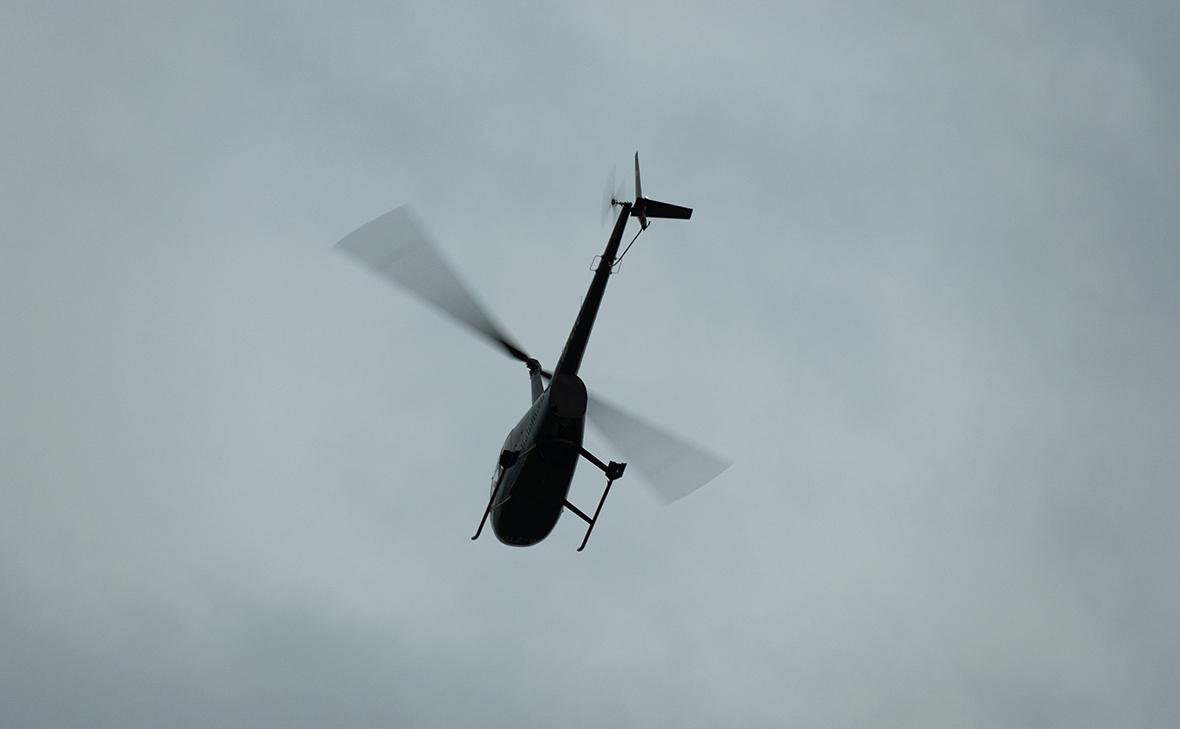 Вертолет совершил аварийную посадку у базы отдыха в Свердловской области
