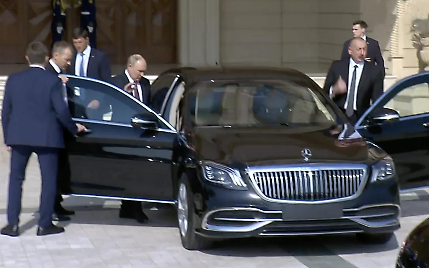 Алиев за рулем Mercedes-Maybach S-Class прокатил Путина по Баку