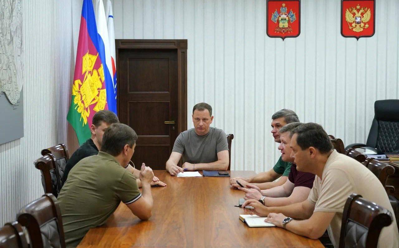 В Адлерском районе Сочи загорелась нефтебаза из-за атаки беспилотников