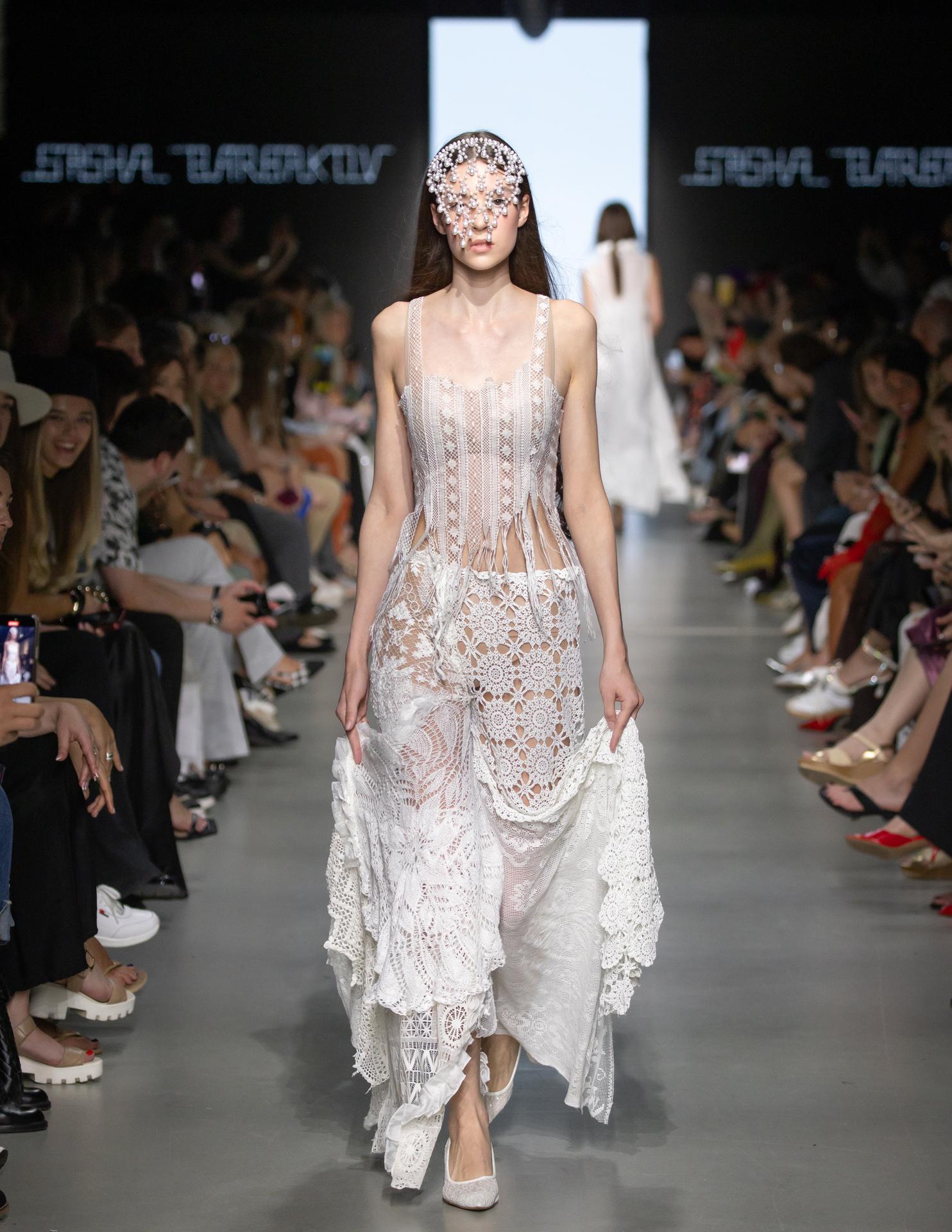 Показ коллекции «Цветут сады в душе» в рамках пятой Московской недели моды