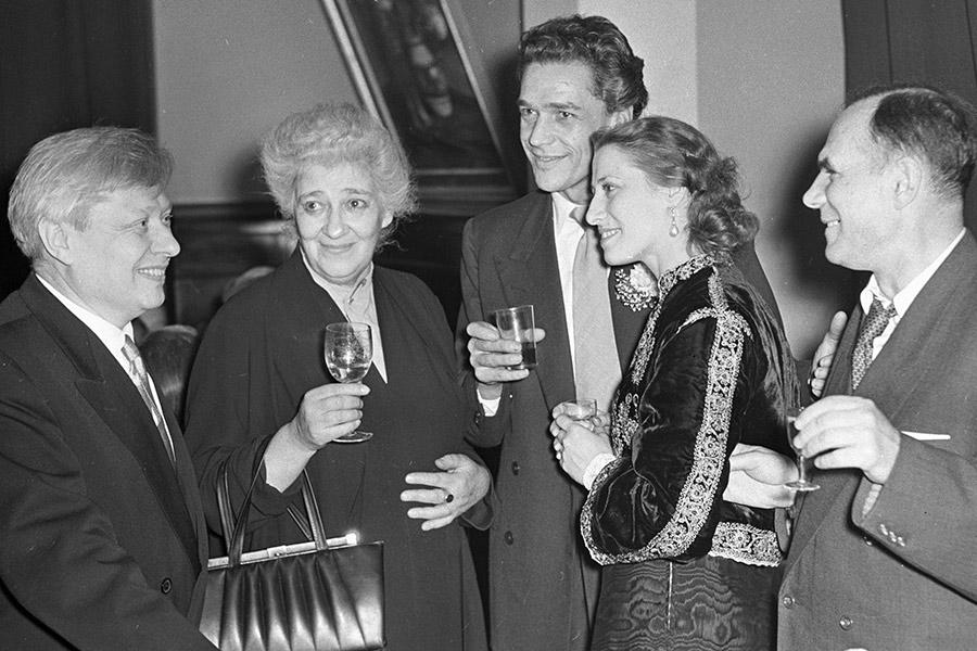 Фаина Раневская на приеме, устроенном Всероссийским театральным обществом в московском Доме актера в честь артистов английской драматической труппы во время ее гастролей в Москве, 1955 год