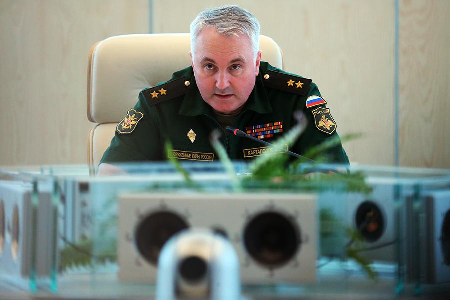 Начальник главного оперативного управления Генштаба ВС РФ генерал-лейтенант Андрей Картаполов во время брифинга, посвященного обстоятельствам катастрофы пассажирского самолета «Малайзийских авиалиний» Boeing 777, 2014 год