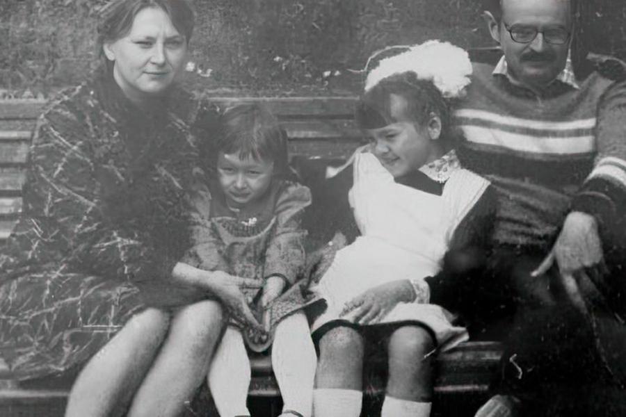 Ольга&nbsp;Медынич в детстве с родителями и старшей сестрой