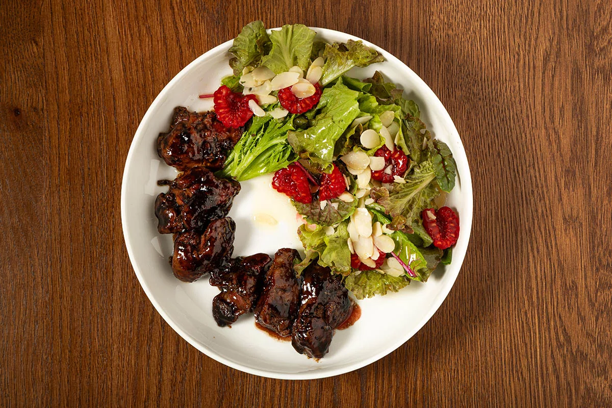 Салат с печенью и малиной