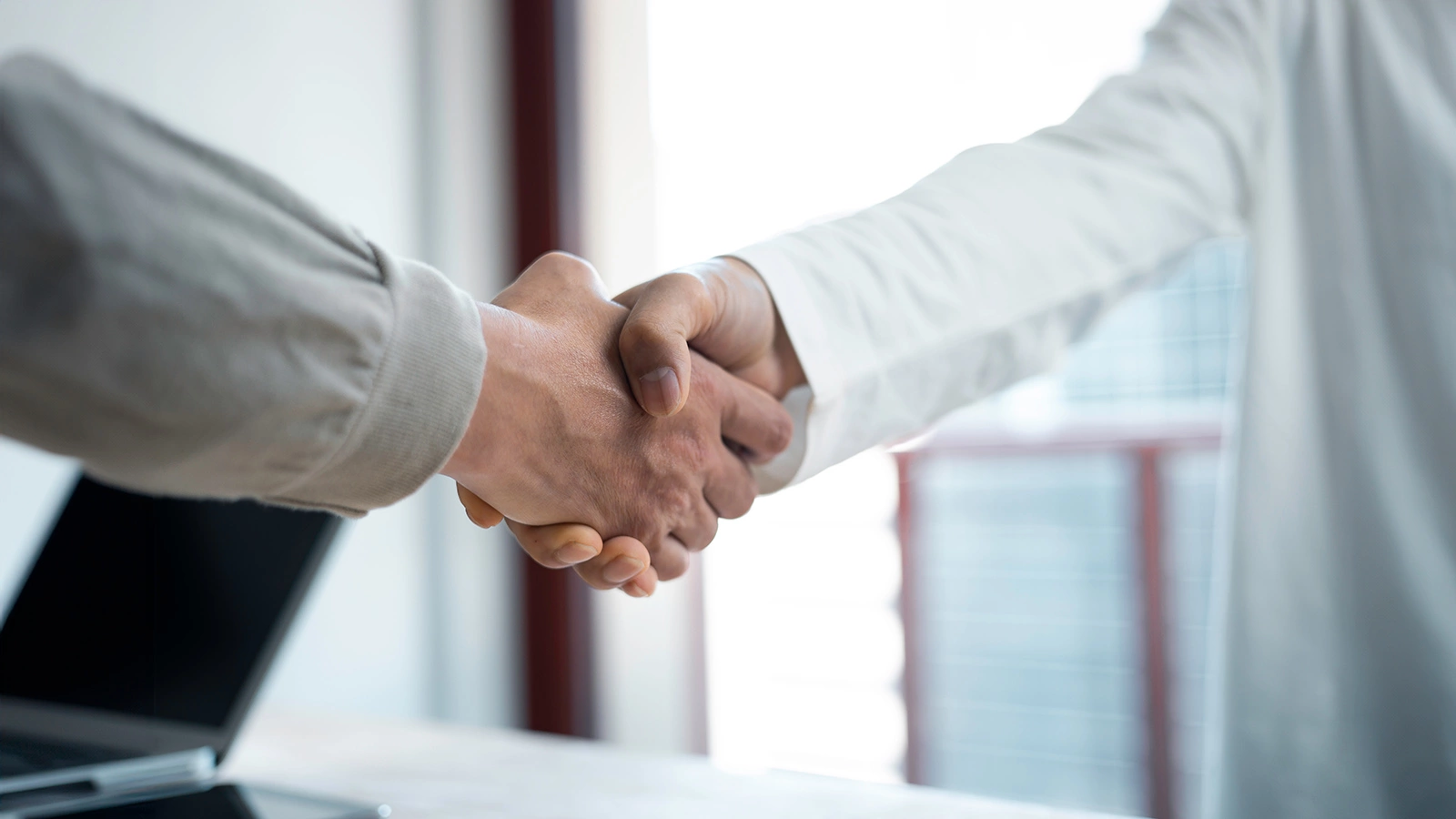 Реституция — это возврат сторонами недействительной сделки всего, что они получили друг от друга