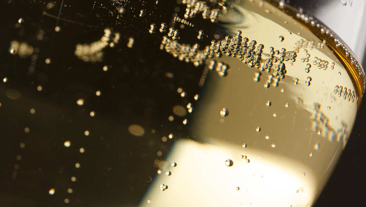 От шампанского до американского пива: что пьют герои «Реальной любви»