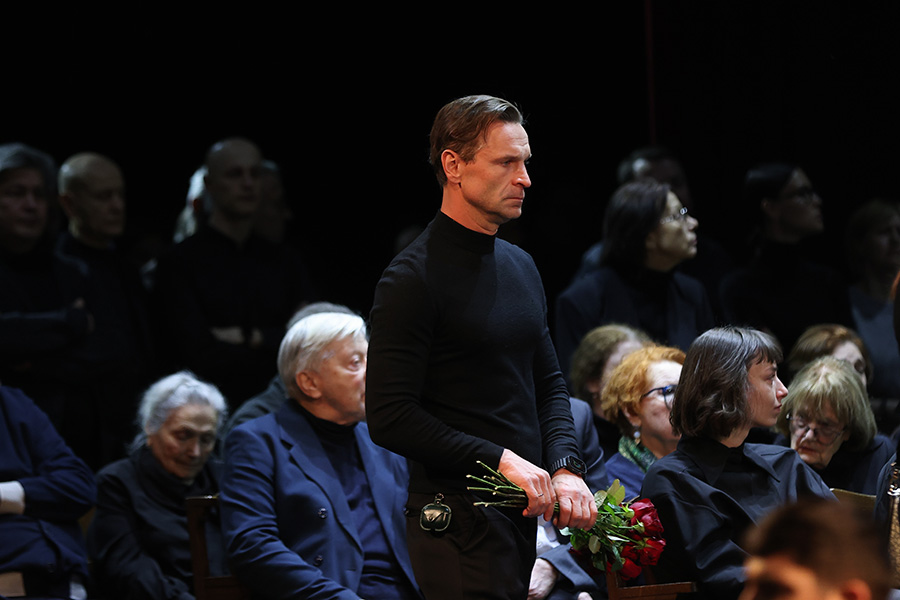 Актер Виктор Добронравов