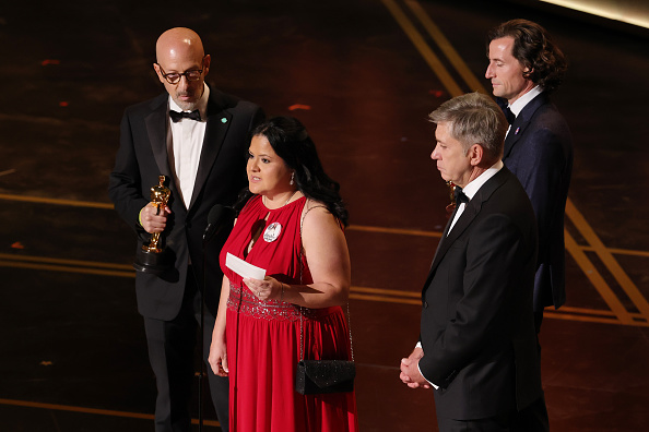 Лучший документальный короткометражный фильм &mdash; «Все пустые комнаты». Работа рассказывает о пустых детских комнатах, как символе потерь после стрельб в школах. На сцену вышли авторы и мать одной из героинь Глория Касарес. Она рассказала о дочери Джеки, которая в возрасте девяти лет погибла в результате стрельбы в школе в Ювалде (Техас) в 2022 году.