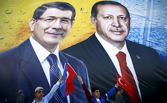 Турция накануне выборов. Агитационный плакат правящей Партии справедливости и развития (AKP) с портретами&nbsp;премьер-министра Ахмета Давутоглу&nbsp;(слева)&nbsp;и президента Реджепа&nbsp;Эрдогана