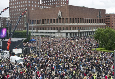 В Осло 150 тыс. человек вышли на "шествие роз" 