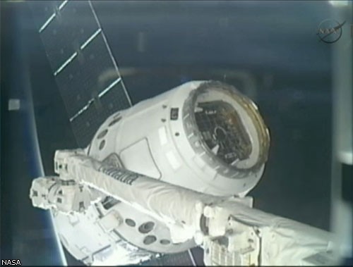 Частный космический корабль Dragon успешно пристыковался к МКС. ФОТО