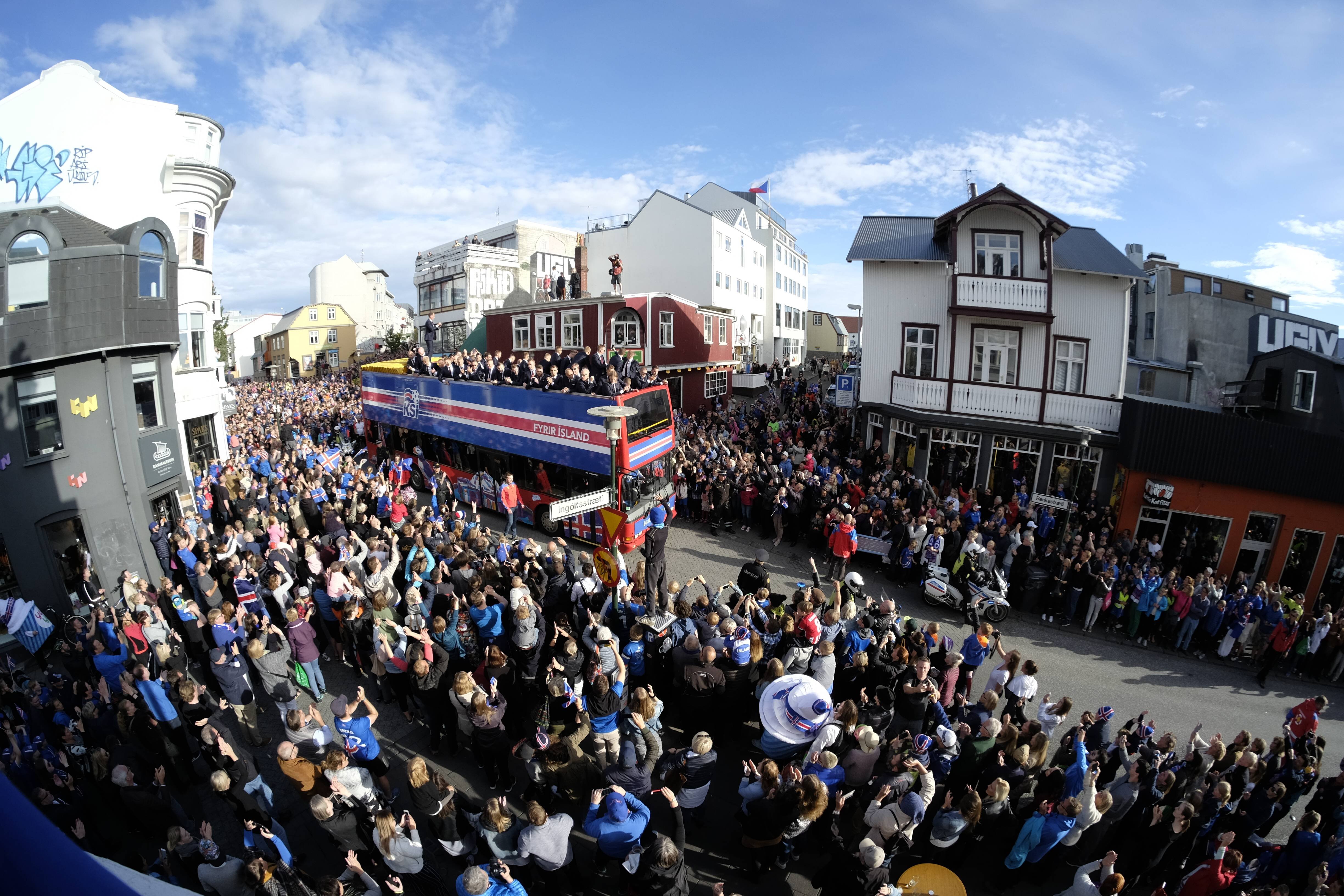 Десятки тысяч болельщиков встретили сборную Исландии в Рейкьявике
