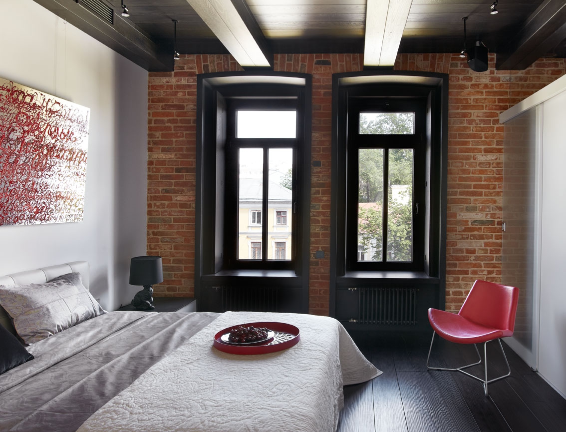 Белая стена в спальне и светлый текстиль делают пространство более просторным  воздушным