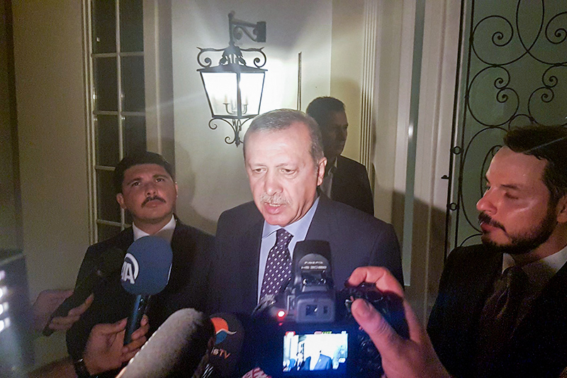 Президент Турции Реджеп Эрдоган общается с прессой в Мармарисе




