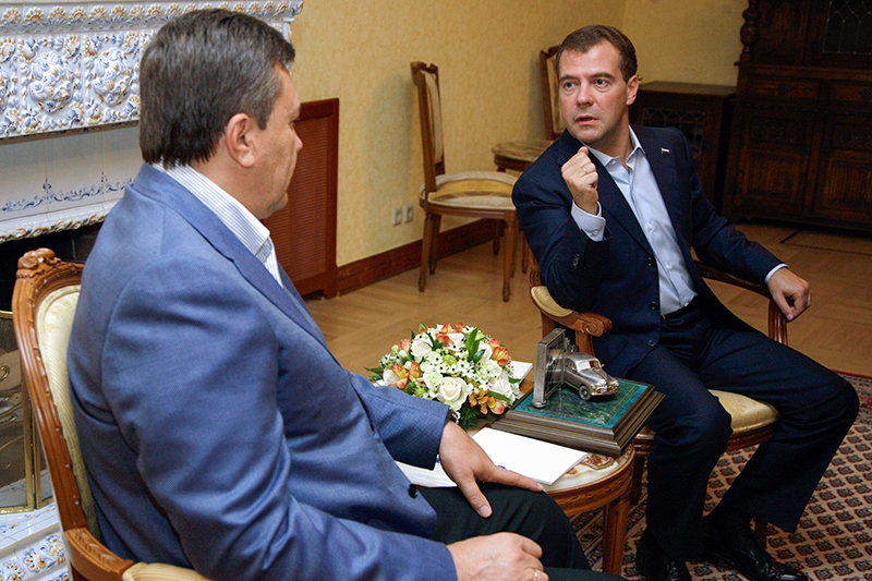 Сентябрь 2010 года. Во время встречи в&nbsp;резиденции Завидово на&nbsp;тот момент президент Украины Виктор Янукович подарил Медведеву на 45-летний юбилей модель автомобиля &laquo;Победа&raquo;
