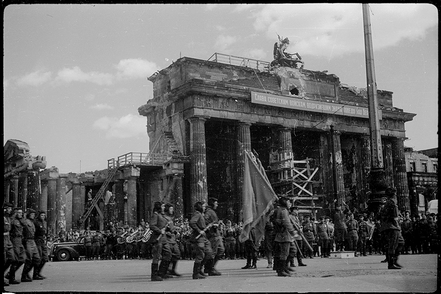 Прохождение советских войск у Бранденбургских ворот. Берлин, 20 мая 1945 года