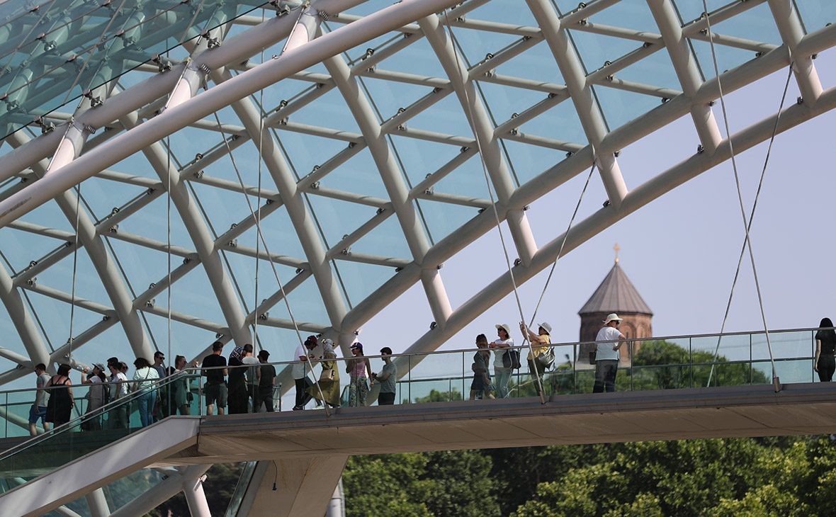 Туристы на мосту Мира в Тбилиси