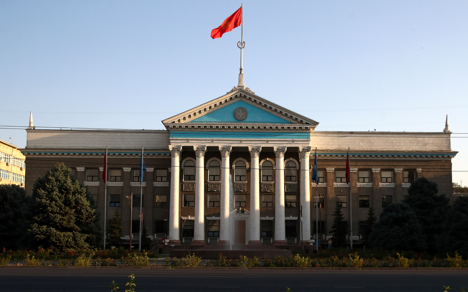 Протестующие захватили мэрию Бишкека