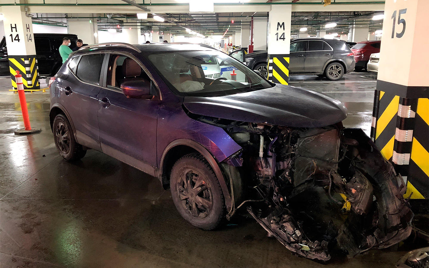 Сотрудник автомойки устроил аварию на BMW клиента в Москве. Фото