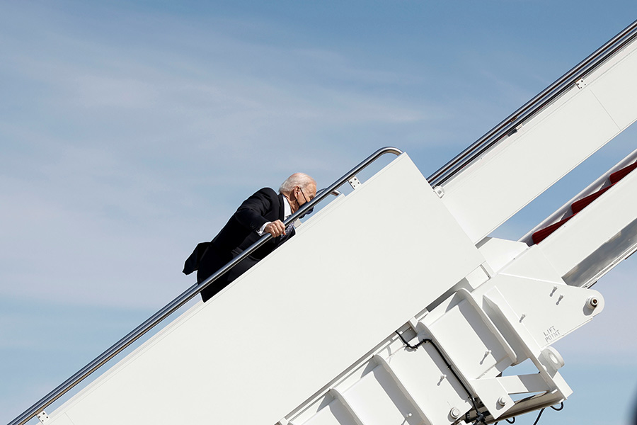 19 марта, 59-й день. Байден направлялся с авиабазы Эндрюс в Атланту, штат Джорджия. Поднимаясь по трапу самолета, он несколько раз споткнулся и упал. В Белом доме объяснили случившееся ветреной погодой и заявили, что с президентом все в порядке