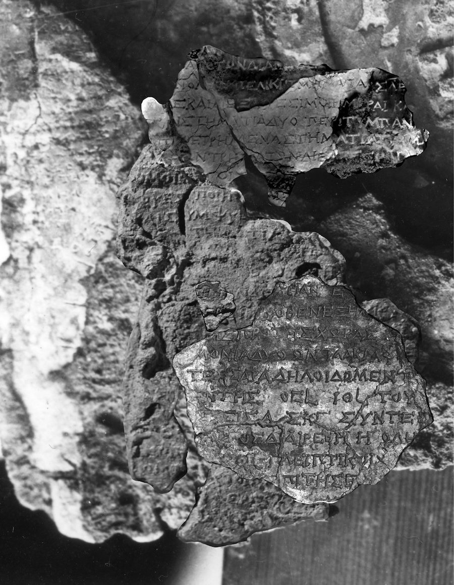 Надписи на фрагментах механизма