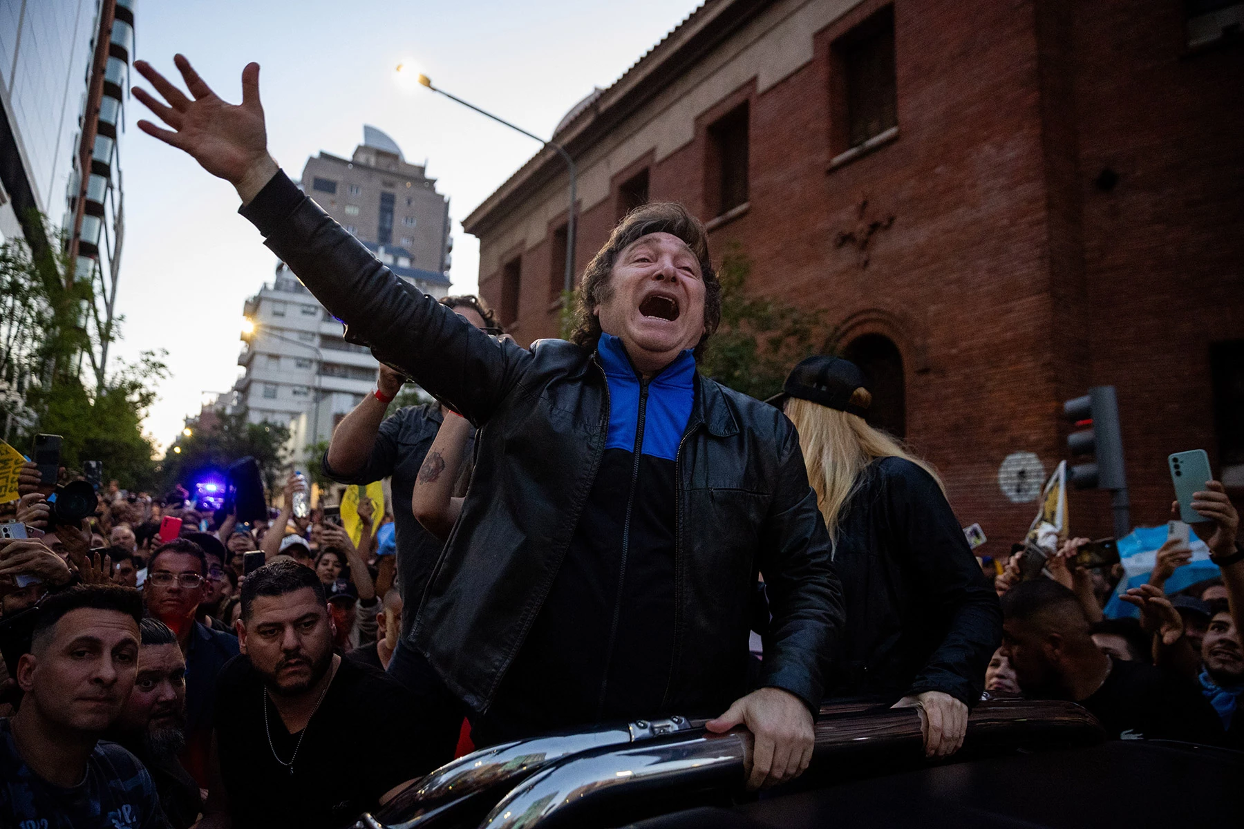 <p>Хавьер Миллей во время выступления на заключительном митинге накануне второго тура президентских выборов в Аргентине</p>
