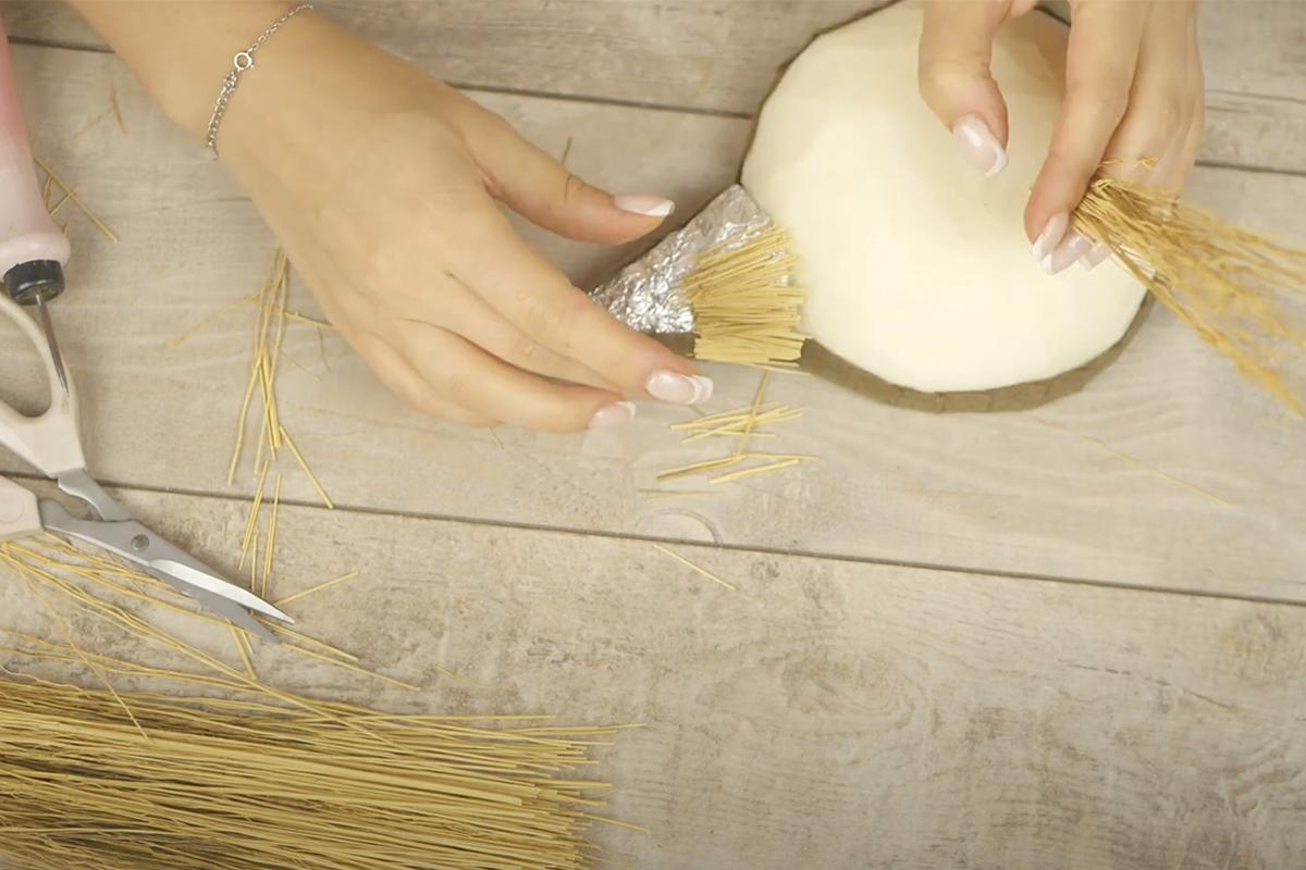 Одна из самых популярных и простых поделок; отлично подойдет для детей младшего возраста