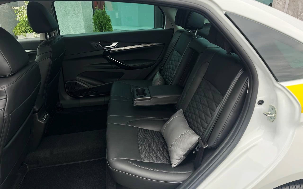 Lada Aura для такси, представленная на Петербургском экономическом форуме в июне 2025 года