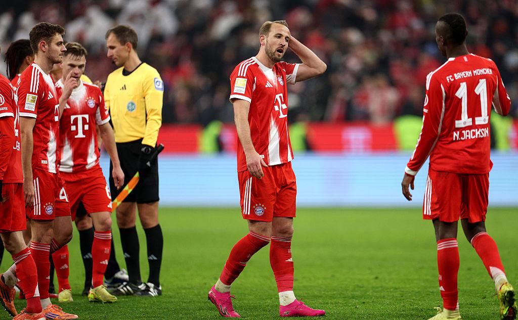 Гарри Кейн (в центре)