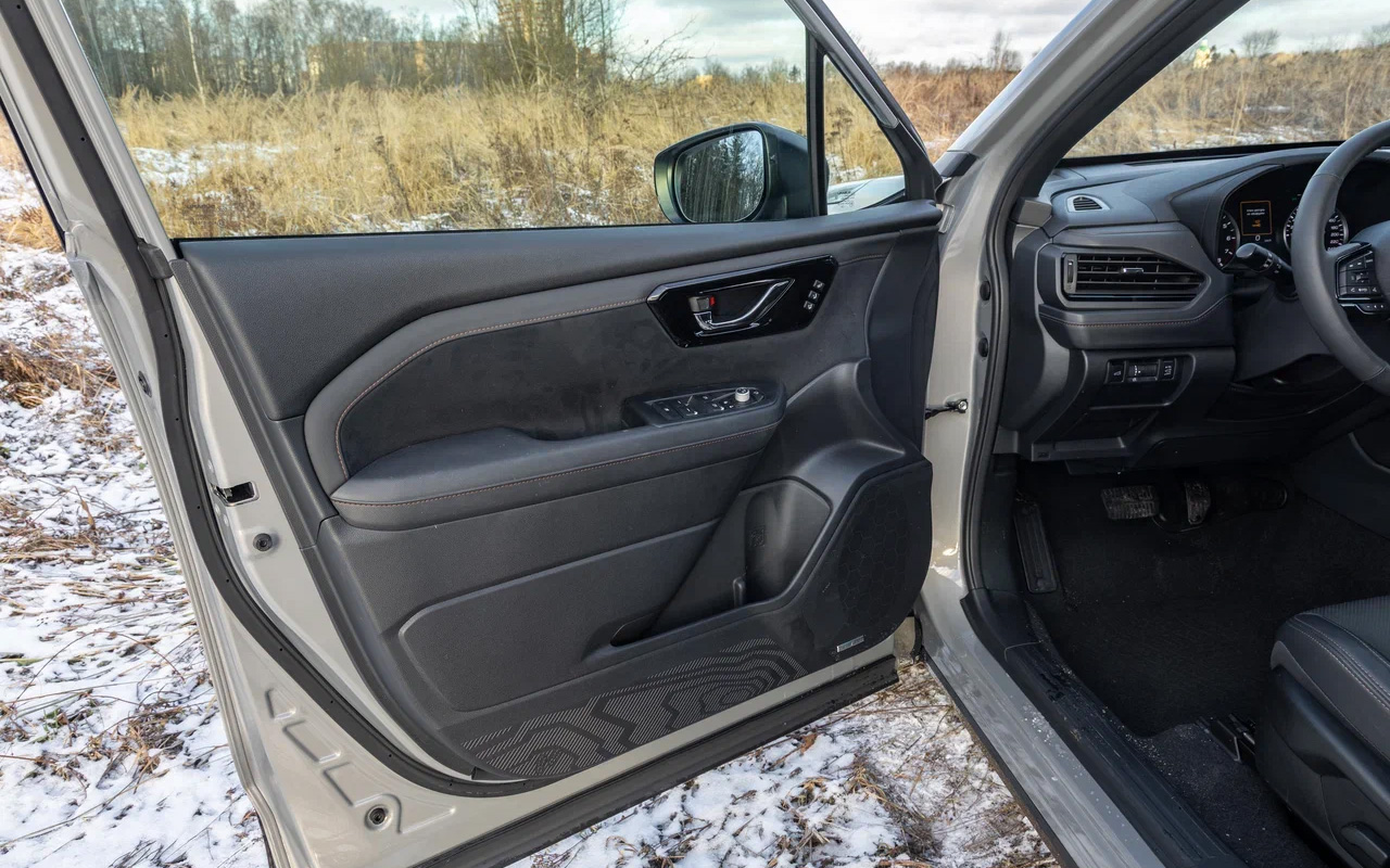 Дверные карты в новом Subaru Forester стали приятнее на ощупь и богаче: податливый пластик, алькантара &mdash;&nbsp;все как у людей