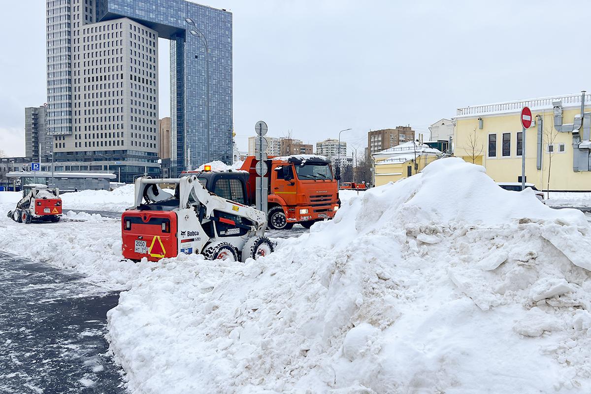 Работа коммунальных служб во время уборки и вывоза снега, 11 января 2026 года
