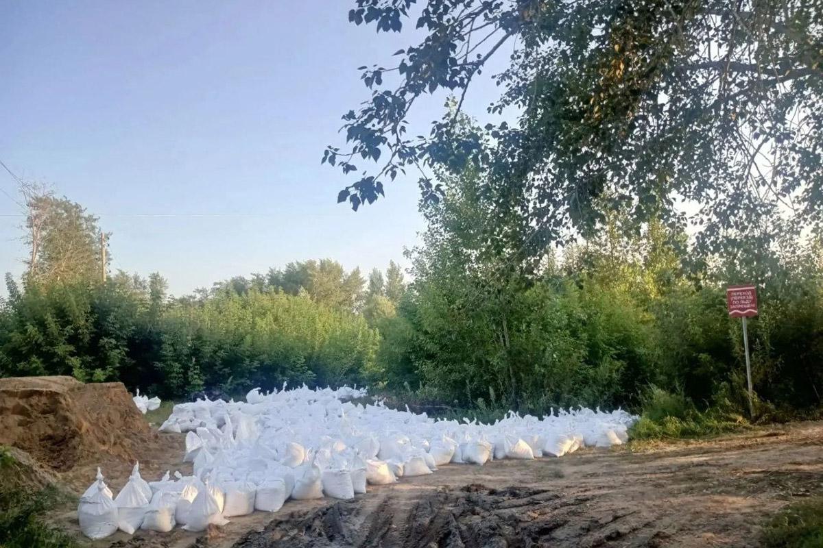 Работа городских служб по откачке воды и сооружению насыпи в Тюмени, 28 июля 2026 года