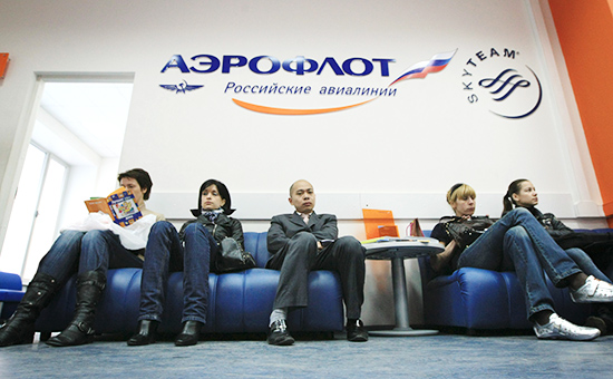 Покупатели в офисе продаж авиабилетов компании «Аэрофлот»