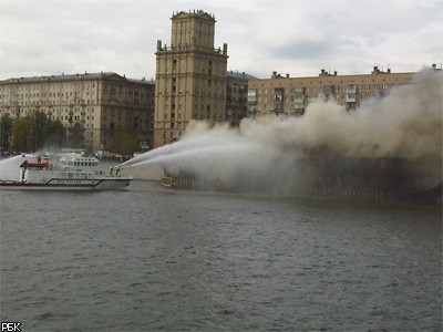 В Москве на Бережковской набережной горит ресторан-корабль "Викинг"