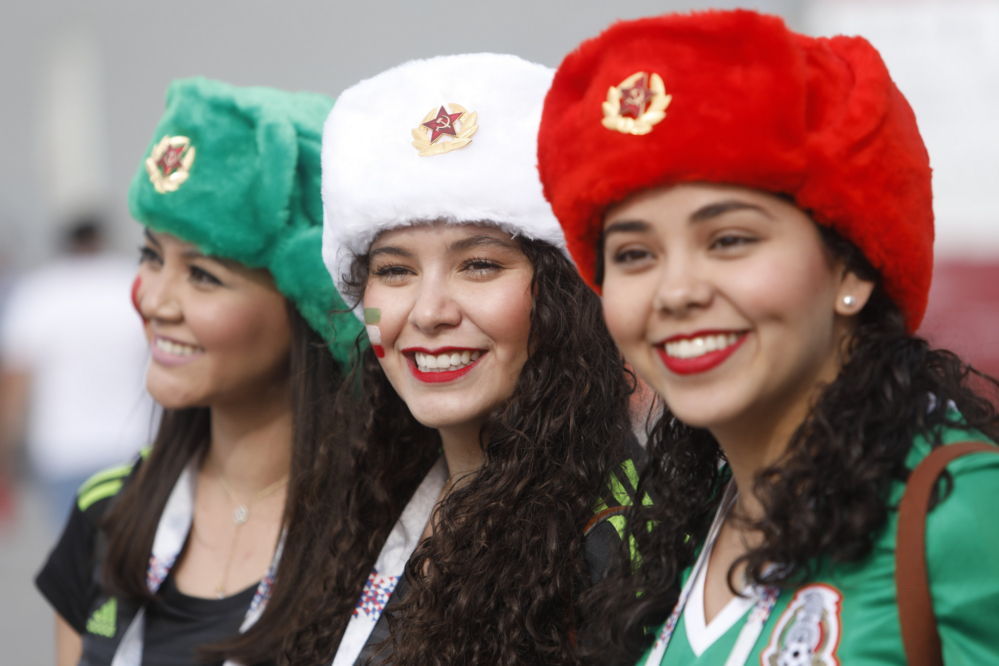 Шапка-ушанка &mdash; обязательный атрибут болельщиков на всех турнирах в России. Мексиканские болельщицы приобрели шапки в цветах национального флага