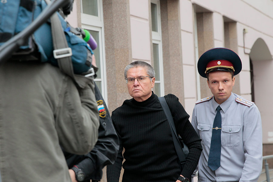 Суд начал изучать материалы дела. ​12 октября обвинение показало в суде видеозаписи встречи Улюкаева и Сечина в офисе &laquo;Роснефти&raquo;, а также обнародовало прослушку их переговоров.